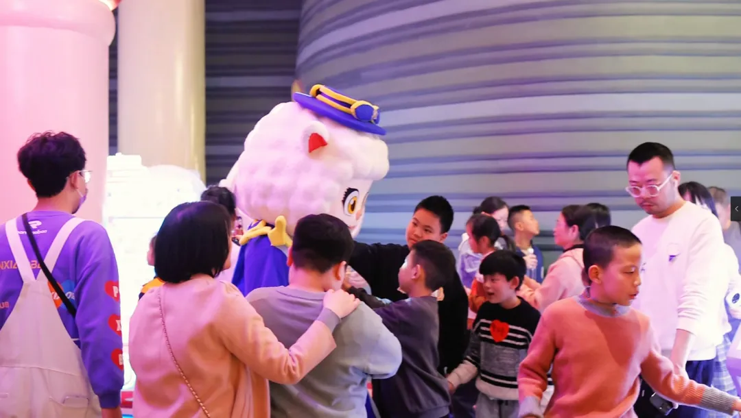 蓓康僖公益活动现场与孩子们互动