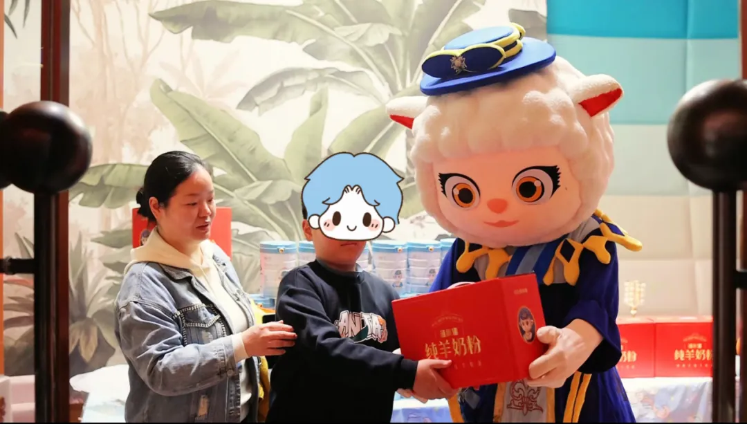 蓓康僖向参与活动的家庭送上成长礼物