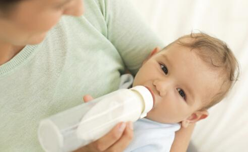 婴幼儿羊奶粉冲调有泡沫的原因及解决办法