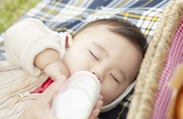 怎么判断0-6个月婴儿羊奶粉奶液的流速