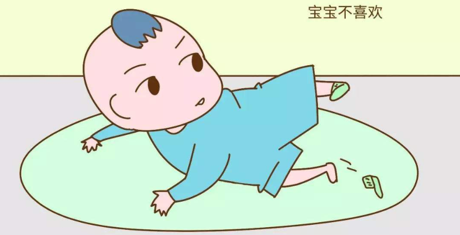 夏天这么热，宝宝不想穿袜子就别让他穿了！婆婆怒斥：寒从脚起！